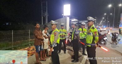 Respons Laporan Warga, Polisi Edukasi Bahaya Berjualan dan Balap Liar di sekitar Exit Tol Situbondo Barat