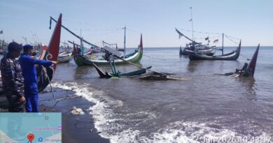Sembilan Perahu Nelayan Karam Diterjang Gelombang di Jangkar, Polisi Imbau Waspada Cuaca Ekstrem sebelum Melaut