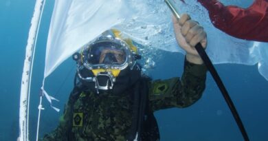 81 Penyelam Gelar Upacara Pengibaran Bendera Merah Putih di Dasar Laut Pasir Putih Situbondo