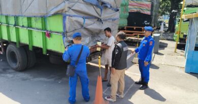 Satpolairud Situbondo Perketat Pemeriksaan Muatan Truk di Pelabuhan Jangkar