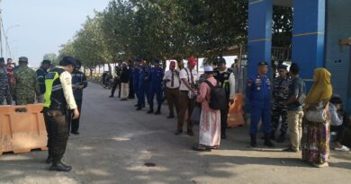 Satpolairud Situbondo Kawal Penyeberangan Jamaah Haul, Penumpang Diingatkan Patuhi Kapasitas Kapal